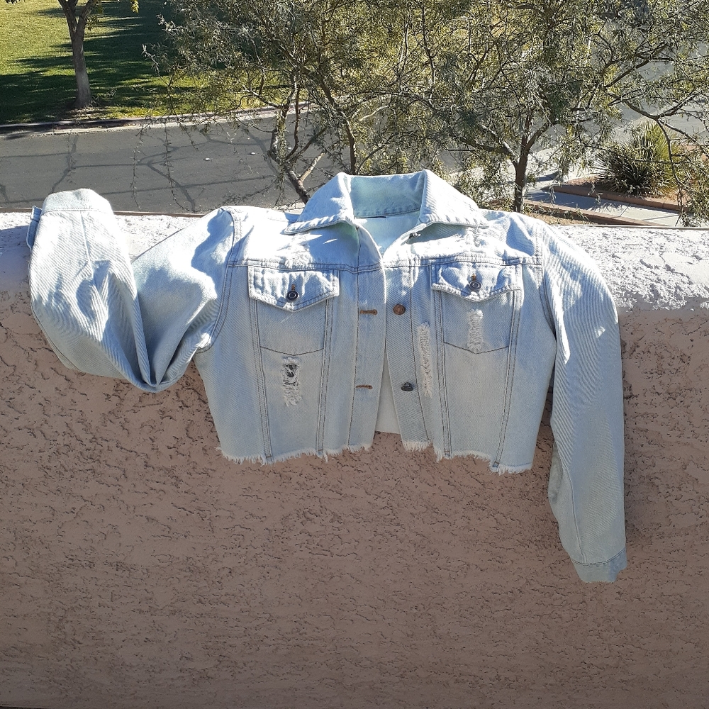 Medium NWOT Cropped Denim Jacket